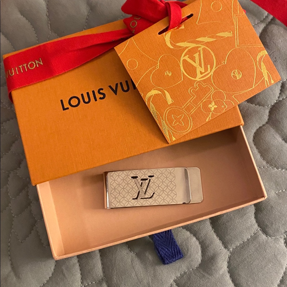 Louis Vuitton Elegant Silver Money Clip - Picture 11 of 12